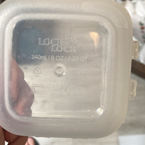 15 Lock and lock containers and 16 green lids - Picture 3 of 5